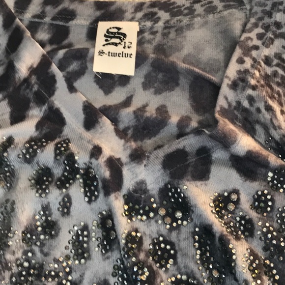 Ladies lightweight sweater with embellishments. Size medium. - Picture 3 of 4